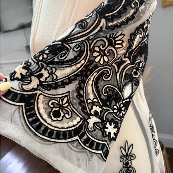 Elegant Sheer Black and White Embroidered Kimono BNWT - Picture 5 of 11